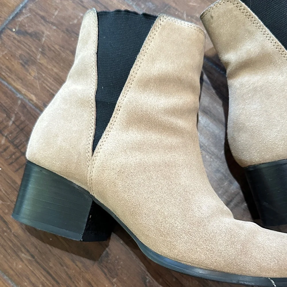 Urban Outfitters Beige‎ Suede Ankle Booties Size 7